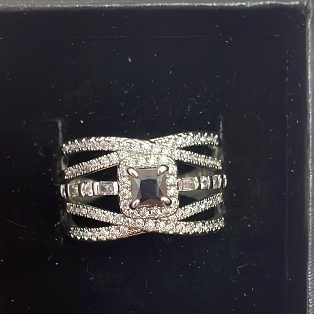 Elegant Black and Silver Women's Ring size 8